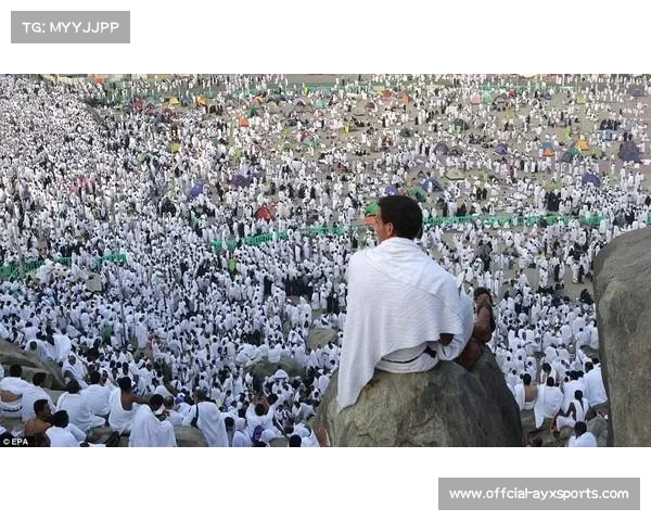 沙特更衣室悬挂麦加朝圣图激励球员向胜利进发展现信念与勇气 沙特更衣室悬挂麦加朝圣图激励球员向胜利进发展现信念与勇气